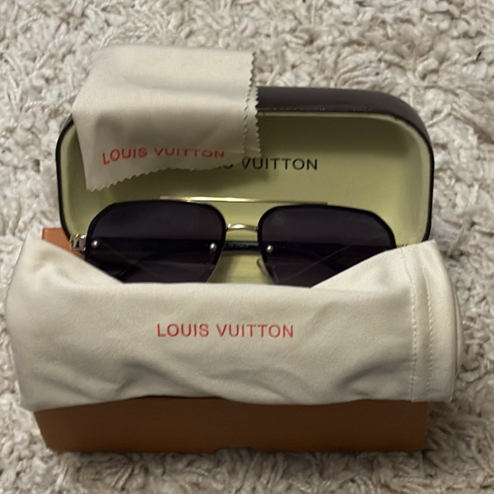 Louis Vuitton Gold Frame Aviator Sunglasses with Case & Box